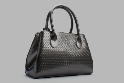 Quais são os principais tipos de acabamento em bolsas de couro
